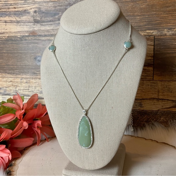 NWT LC Elegant Silver Necklace - Picture 2 of 4